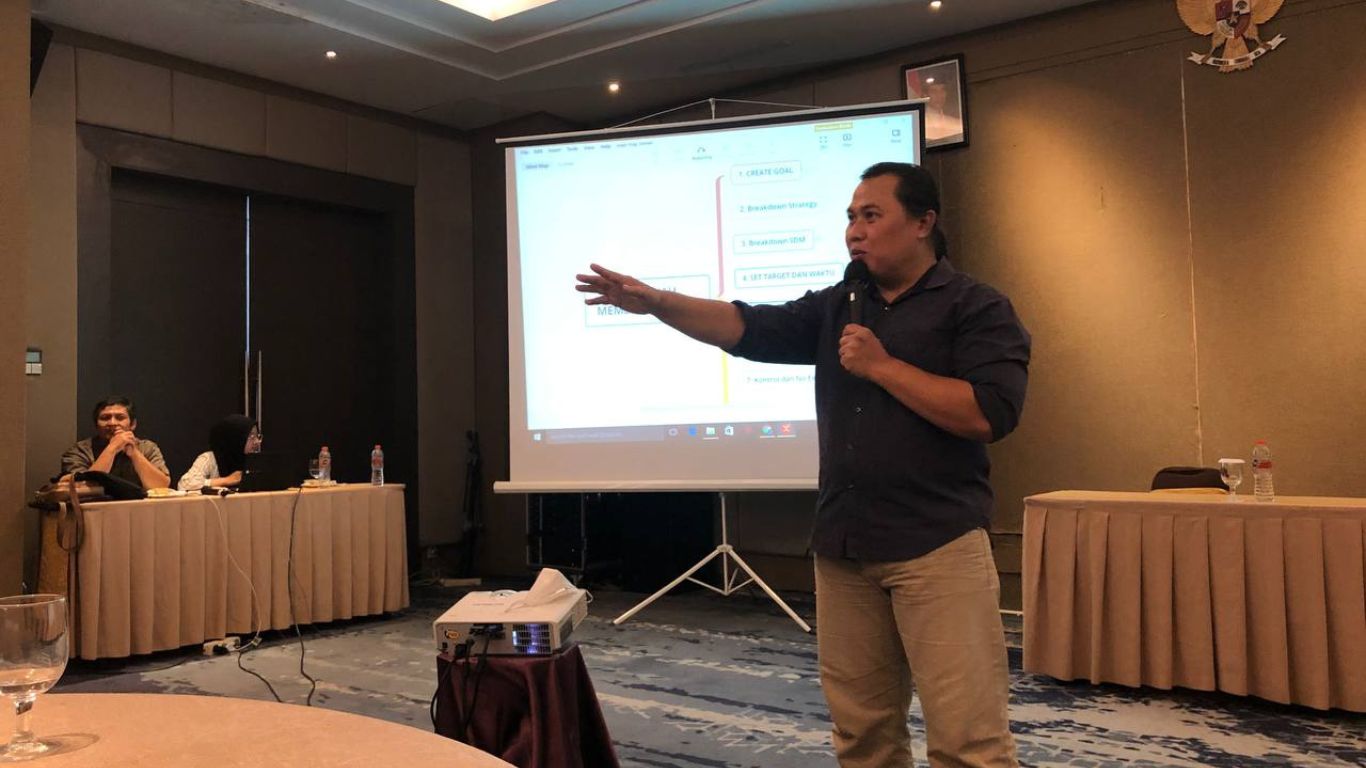 Om Edi membawakan workshop