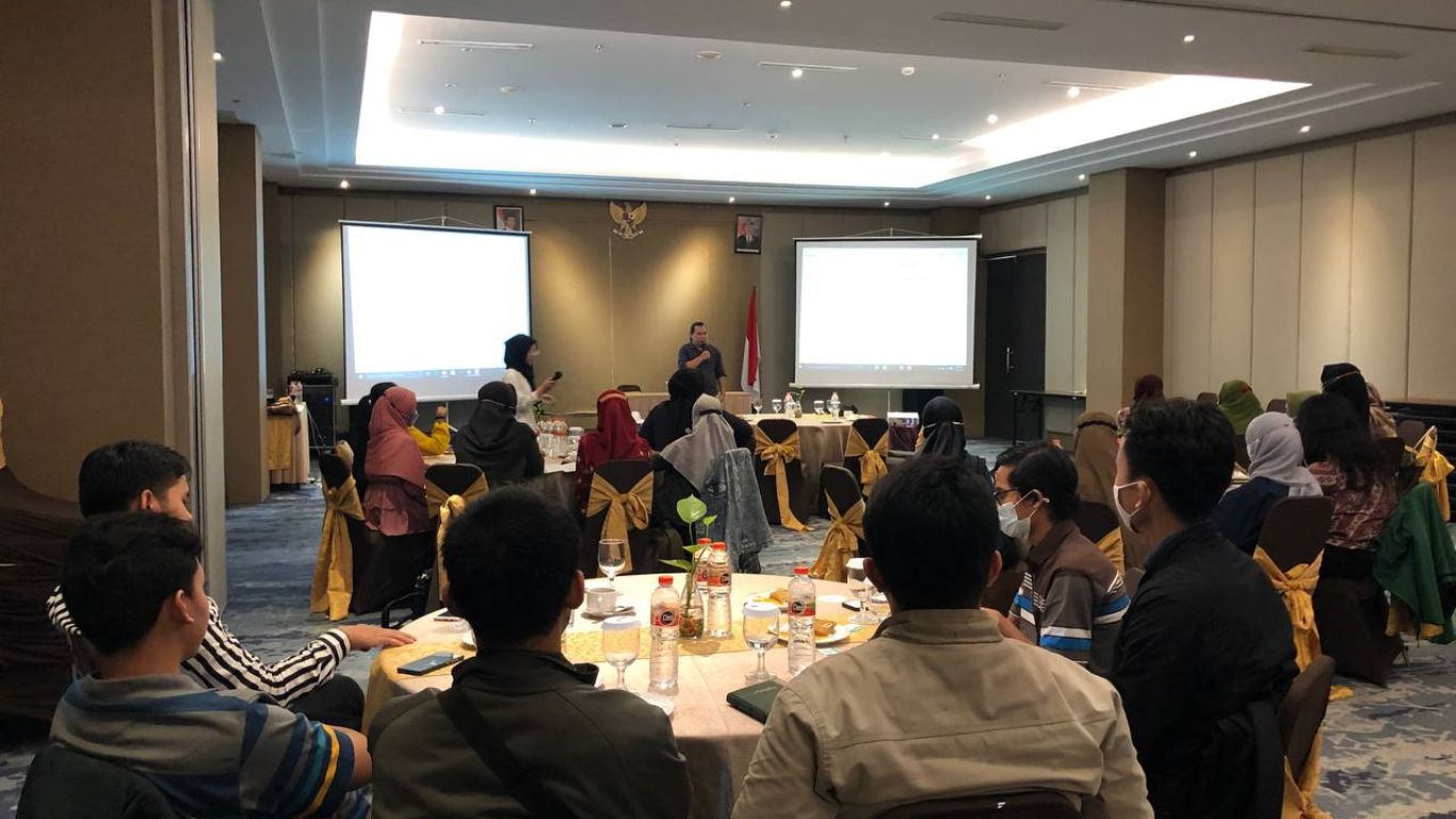Om Edi mengisi sesi training